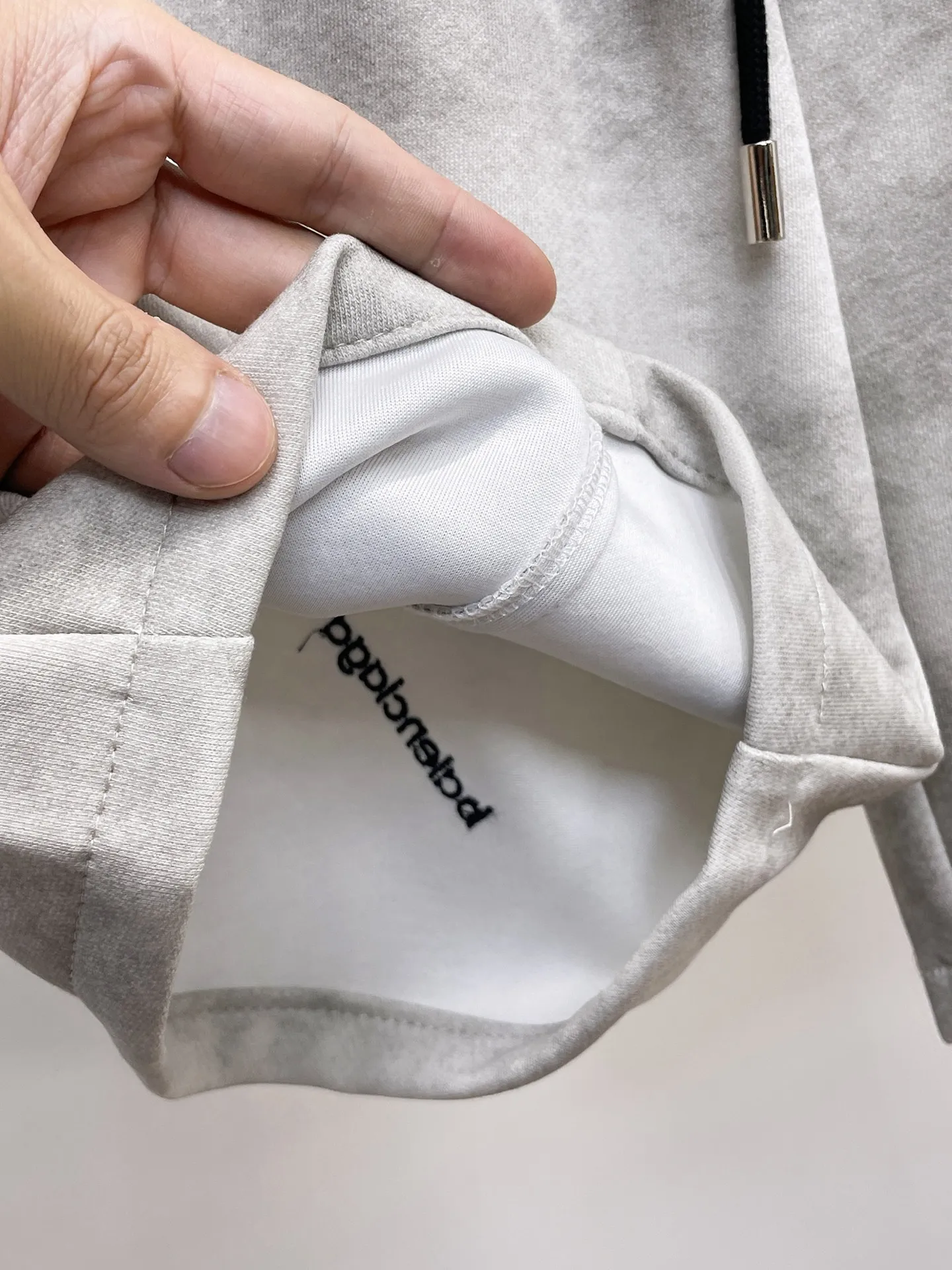 Balenciaga's three-standard complete 2026 summer New Arrival men's casual shorts, advanced custom-made Breathable fabric, Breathable fabric, extremely stretchy and comfortable, impeccable details, top-grade accessories, original logo design concept, delicate and soft feel! The upper body fit is awesome! Size: M-XXXL Please state your height and weight when ordering